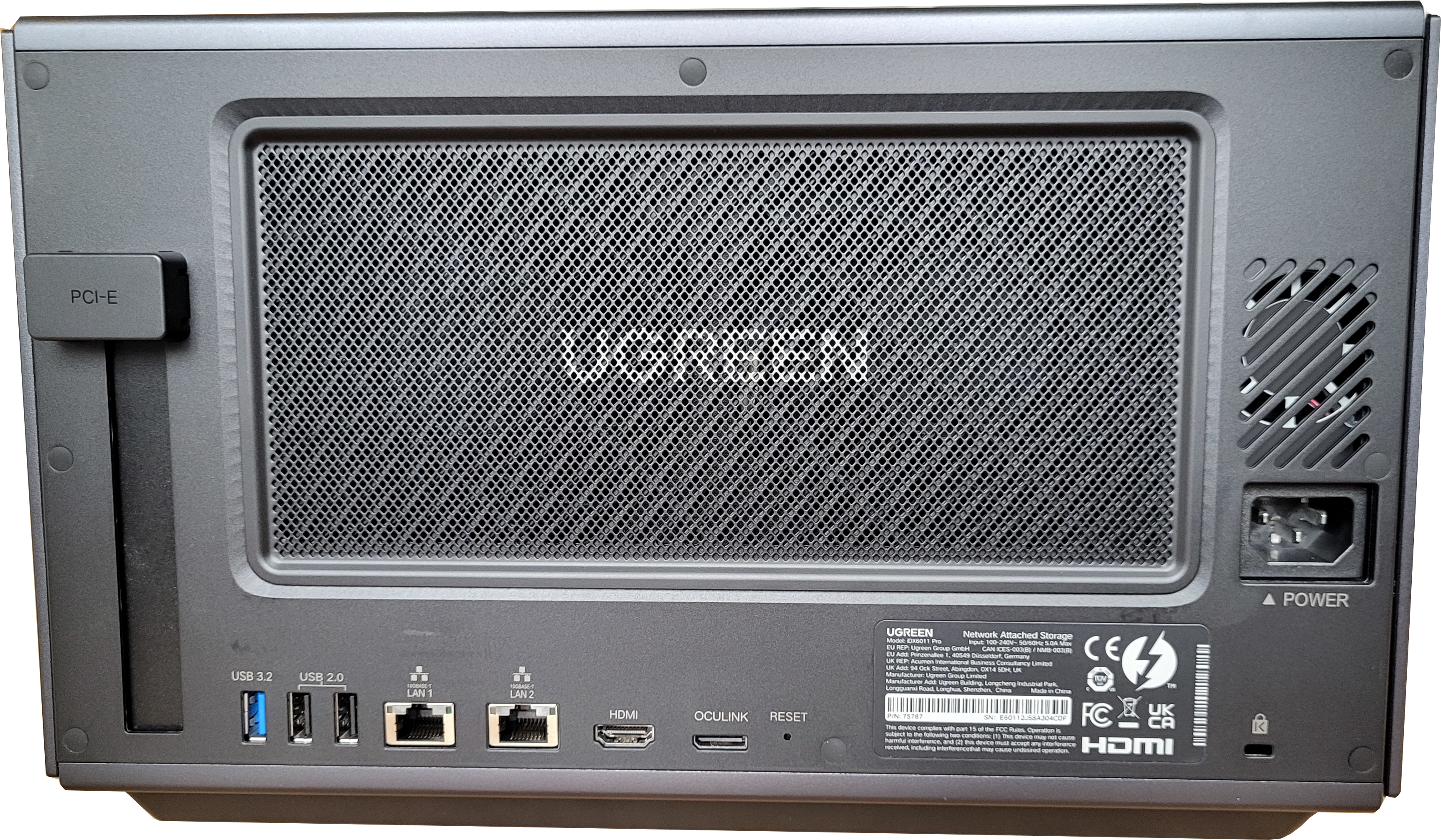 UGREEN iDX6011 pro Rückseite mit zwei intelligenten Systemlüftern sowie einem Netzteillüfter