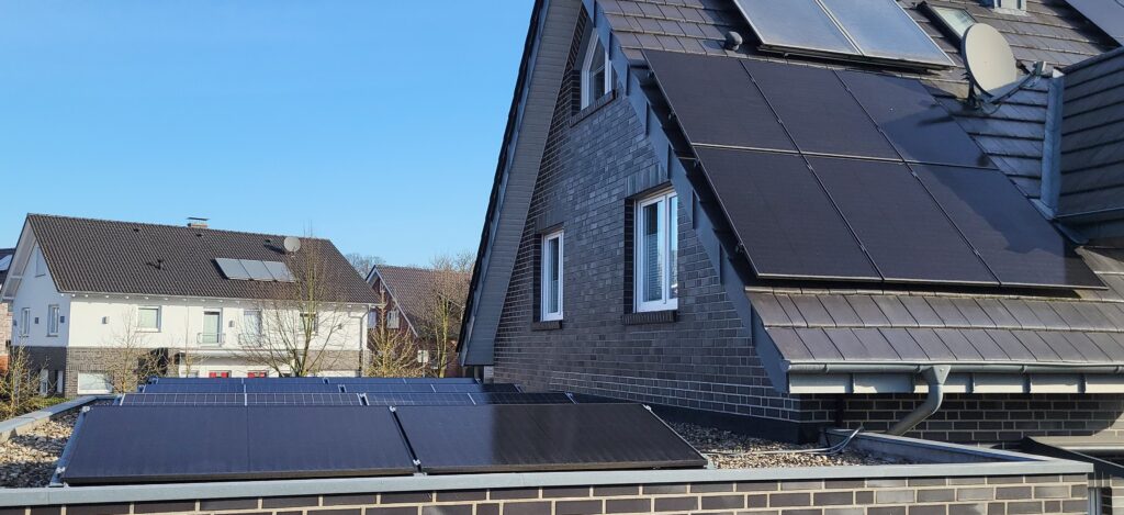 Unser PV Sued-West Strang auf Hausdach und Garage
