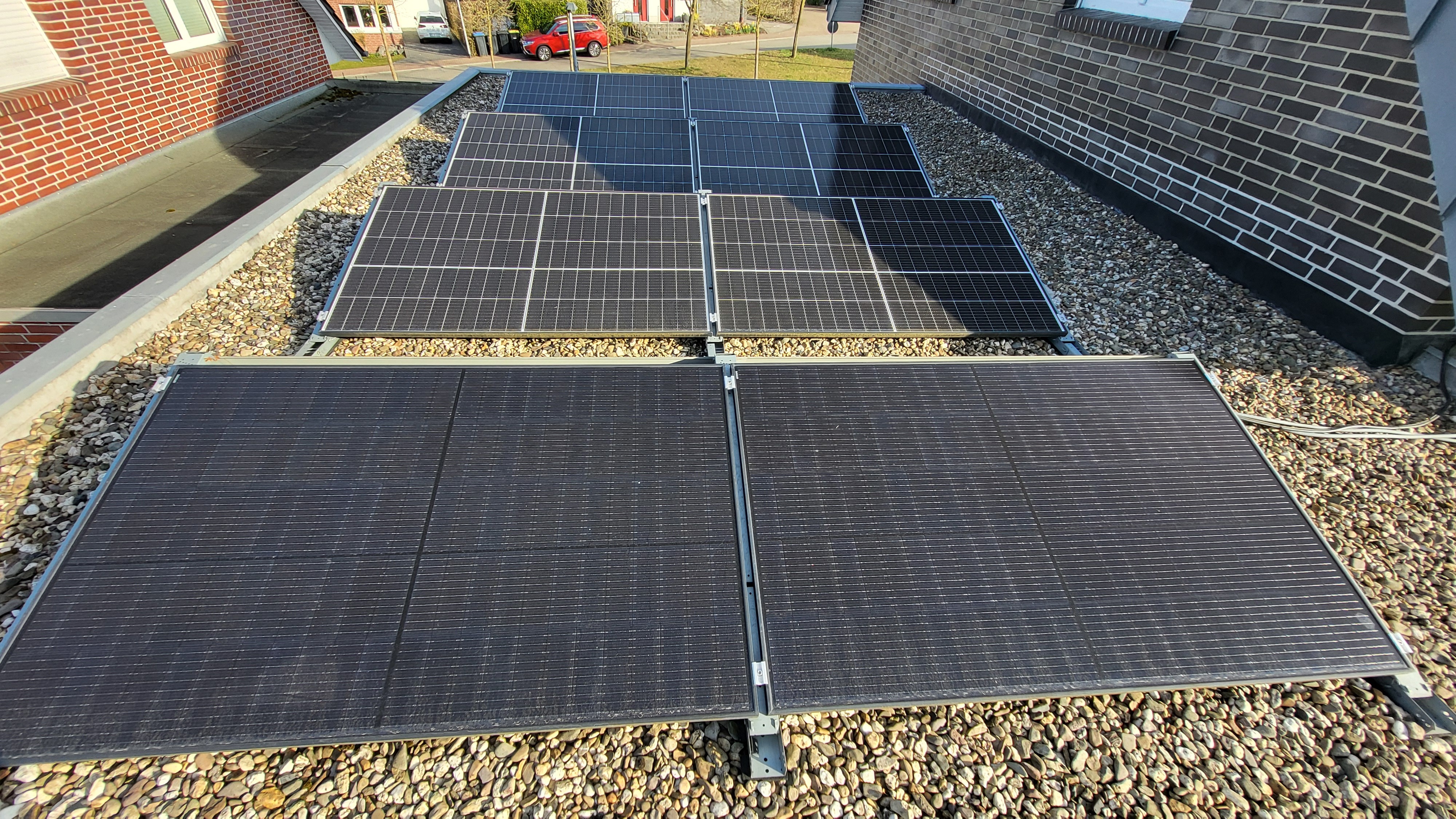 Flachdachaufstellung von 8 PV Modulen mit Verschattung durch das Wohnhaus